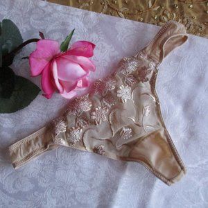 🤎 VS BEIGE/WHITE NET EMBROIDERED THONGS – NWOT 🤎